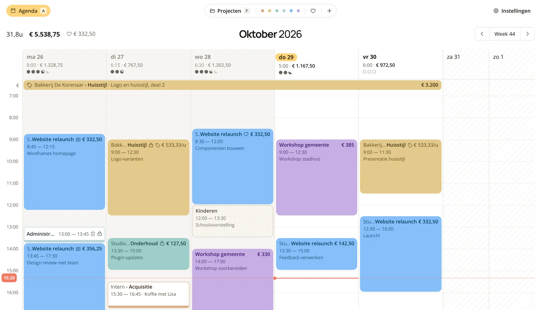 Een week in Jottem: blokken per project met tijden en bedragen, een vaste prijs bovenaan en de totalen van de week.